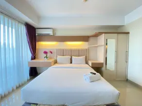 Homey Studio Room at 6th Floor Beverly Dago Apartment By Travelio - Værelse