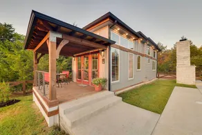 ~ 11 Mi to Lake Whitney: Tree-Lined Cabin w/ Deck - Intérieur