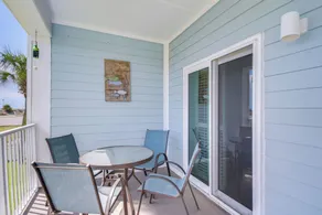 Cozy coastal condo with loft & shared pool and beach access - Interiør
