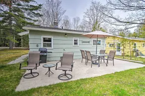 Charlevoix Cabin w/ Patio & Grill - Steps to Lake! - Interiør