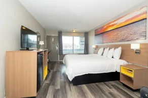 Days Inn & Suites by Wyndham Dayton North - Room