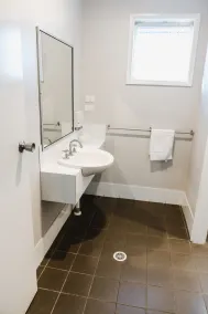 Balan Village Motel - Bathroom