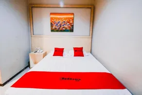 RedDoorz Plus near Sultan Hasanuddin Airport - Room