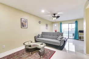 Houston Condo w/ Pool Access ~ 1 Mi to NRG Stadium - Interior