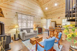Near Greenbrier River! Mtn-view Cabin w/ Fire Pit - Interiör