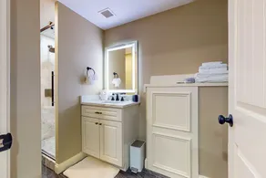 Nurse-ready Studio Retreat! 2 Mi to Dtwn Holyoke - Interior