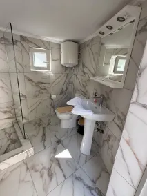 GARDEN APARTMENT (ELECTRIC CAR CHARGING STATION) - Bathroom