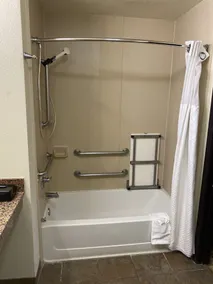 Days Inn by Wyndham Oklahoma City/Moore - Bathroom
