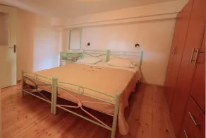 Lydia Lithos Houses - Camera