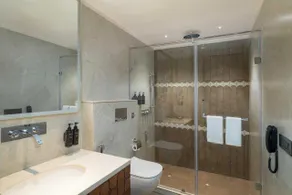 EliXYS Suites By Daawat Mohali Chandigarh - Baño