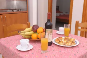 Central Cozy Apt 150m From Beach - Dining