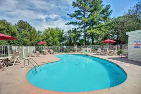 Travelodge by Wyndham Fayetteville - Pool