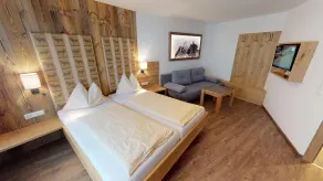 Family room, bath, toilet, west - Habitación