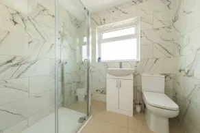 Spacious 5-Bedroom House in Berkshire - Perfect Family Retreat - Badezimmer