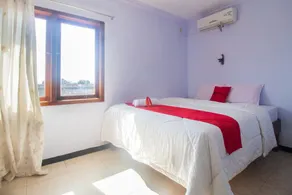 RedDoorz near Pantai Boom - Chambre