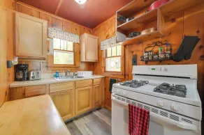 Near Snowmobiling! Carp Lake Cottage w/ Fire Pit - Interiør