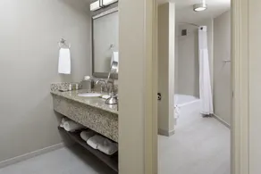 DoubleTree by Hilton Kansas City - Overland Park - Badrum