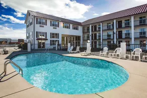Super 8 by Wyndham Sevierville Riverside - Piscine