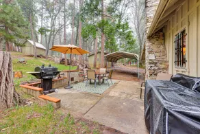 Gateway to Sequoia Natl! Rustic Cabin w/ Patio - Innvendig