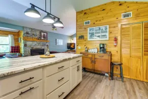 Cozy Creekside Cabin w/ Fire Pit & Views! - Interiør