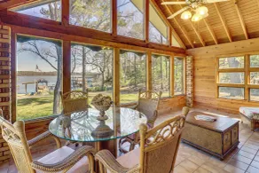 Lakefront Leesburg Home w/ Private Dock & Ramp! - Interiör