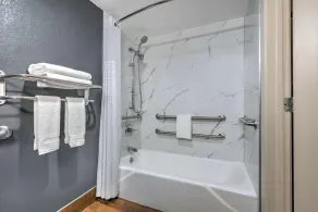 Super 8 by Wyndham Grand Prairie North - Salle de bain