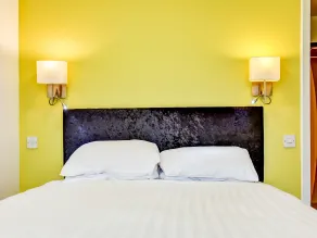The Hotel Rafiya, Redditch - Room