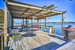River Waterfront Retreat w/ Dock & Fire Pit - Interiör