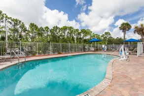 Days Inn & Suites by Wyndham Fort Pierce I-95 - Piscine