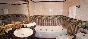 Royal City Hotel - Bathroom