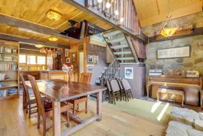 Historical Mtn-view Getaway w/ Hot Tub in Sandy! - Innenbereich