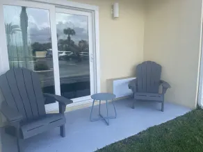 Ocean Sands Beach Boutique Inn-1 Acre Private Beach-St Augustine Historic-2 Miles-Shuttle with Downtown Tour-HEATED Salt Water Pool until 420AM-Popcorn-Cookies-New 4k USD Black Beds- 69 Item Breakfast-Eggs-Bacon-Starbucks- Free Laundry- #904-799-SAND - Vue de la chambre