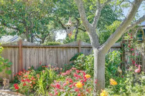 Romantic Casita w/ Garden + Deck 2 Miles to Plaza! - Intérieur