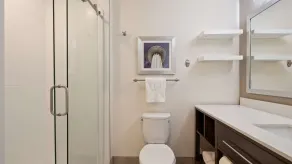 Best Western Plus Roland Inn & Suites - Bathroom