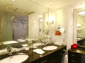 Okura Garden Hotel Shanghai - Bathroom