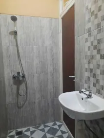 Omah Joglo Bugis Guest House Syariah Cafe & Resto - Baño