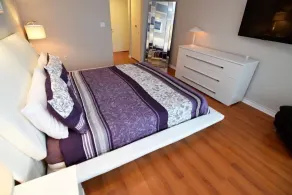 Waterfront 2BR Unit with Bayview Boho Style Stunning Sunset Pool Hot Tub Gym - Værelse