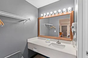 Basecamp Puyallup a Travelodge by Wyndham - Salle de bain