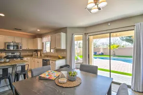 Avondale Oasis w/ Pool: 5 Mi to State Farm Stadium - Innvendig