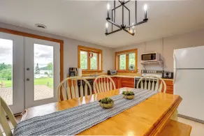 Keuka Lake Cabin w/ Boat Dock Access & Fire Pit! - Interni