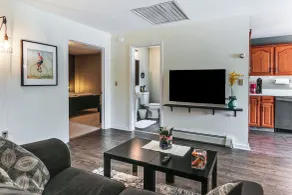 Walk to Town: Charming Unit w/ Balcony in Bedford! - Innenbereich