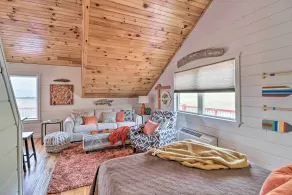 Cheery Pet-Friendly Studio w/ Shared Fire Pit - Innenbereich
