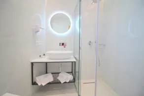 Hotel Strora - Badezimmer