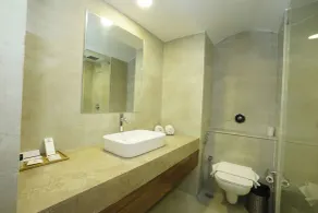 Hotel Om Tower & Revolving Restaurant - Bathroom