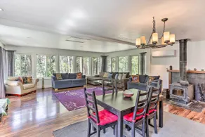 Vibrant Weaverville Escape w/ Deck & Creek! - Interiør