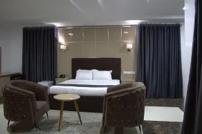 Viraaj Grand Hotel - Værelse