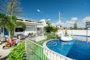 Montego Mermaid Beach Motel - Pool