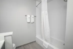 Holiday Inn Express & Suites Cedar Rapids NE - Marion by IHG - Salle de bain