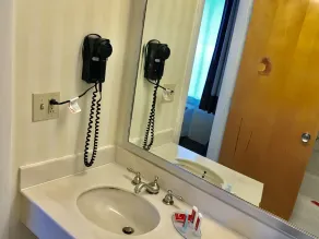 Econo Lodge Lakes Region - Bathroom