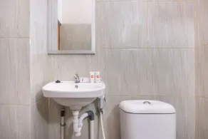 Al Abror Homestay Mandala Krida Mitra RedDoorz - Bathroom
